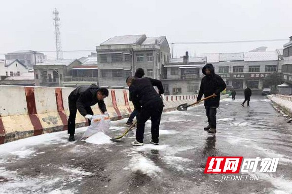 在沅江市四季红镇，党员干部和群众齐心协力为重要路段除雪除冰。.marked.jpg