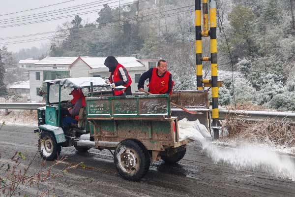 会龙山街道红星社区第一时间集结片组邻“三长”，对辖区缓坡路段进行撒盐作业。.jpg