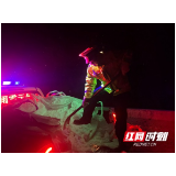 桃江交警通宵“钉”守 破冰护航无死角