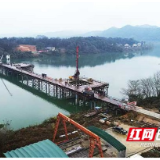 水下攻坚！桃江大栗港资江大桥主墩围堰开钻