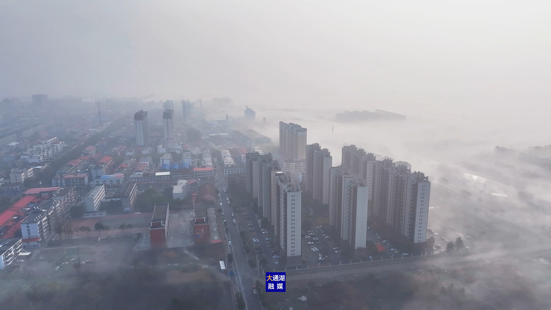雾起大通湖:水墨画卷里的冬日仙境