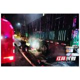货车紧邻加油站自燃 桃江多方联手化险为夷