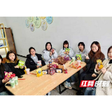 报到日遇上妇女节 益阳职院拉满“仪式感”与“安全感”