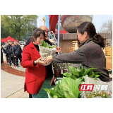 市民打卡领绿植 益阳市第25个城市绿化周活动启幕