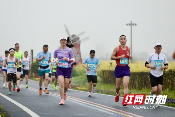 跑友们在风车与花海间奔跑,用脚步感受南县独特的田园风光。.marked.jpg 跑友们在风车与花海间奔跑,用脚步感受南县独特的田园风光。.marked.jpg