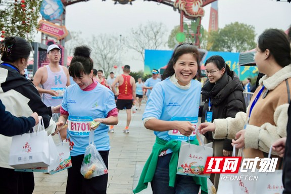 完赛选手领取“南县礼物”伴手礼,笑容里满是赛事带来的喜悦与满足。.marked.jpg 完赛选手领取“南县礼物”伴手礼,笑容里满是赛事带来的喜悦与满足。.marked.jpg