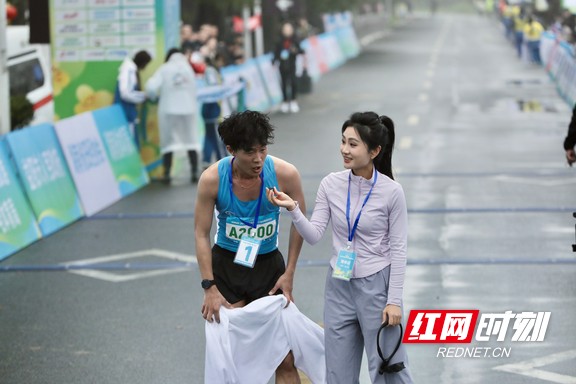 冠军选手冲线后接受采访,分享完赛感受,镜头记录下这一荣耀时刻。.marked.jpg 冠军选手冲线后接受采访,分享完赛感受,镜头记录下这一荣耀时刻。.marked.jpg