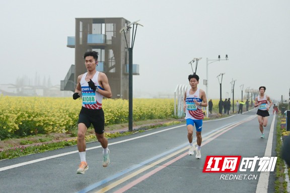 年轻选手在花海赛道上全力冲刺,展现出青春昂扬的奔跑姿态。.marked.jpg 年轻选手在花海赛道上全力冲刺,展现出青春昂扬的奔跑姿态。.marked.jpg