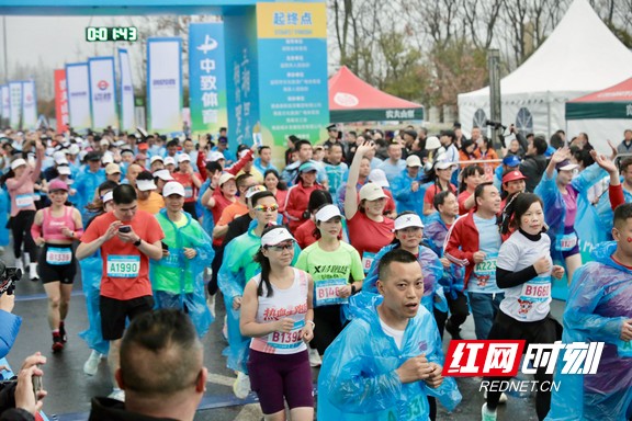 选手们从起点出发,向着花海赛道奔去,现场气氛热烈。.marked.jpg 选手们从起点出发,向着花海赛道奔去,现场气氛热烈。.marked.jpg