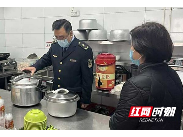 赫山区：拉网式检查学校食堂 全力护航师生饮食安全