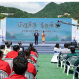 安化：文艺汇演进工地 歌声献给建设者