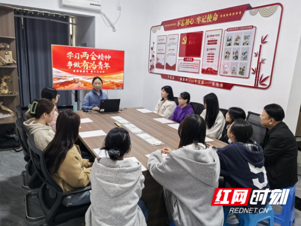 益阳医专：创新“一站式”社区微宣讲 推动两会精神“声”入青年心