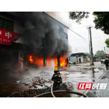 破窗架梯!益阳消防22分钟营救火场被困儿童