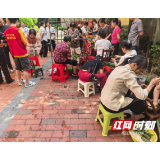 赫山康富路社区开展“浓情端午 粽暖人心”端午节包粽子活动