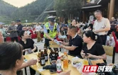坚守安保一线 宣讲交通安全 安化交警全力护航百花寨啤酒节