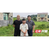 一手拎鱼一手救人!桃江村民冒险从激流中救下小女孩