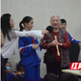 养老院里歌声琴声欢乐多，“主角”竟是一群初中生