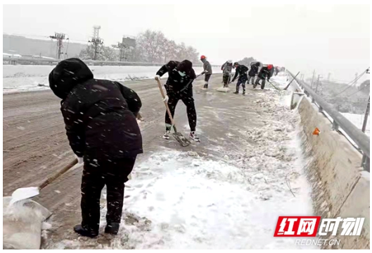 扫雪除冰保平安 满街尽是“志愿红”
