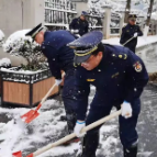 【组图】长沙城管凌晨行动 奋力铲雪破冰 力保市民通行安全