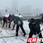 长沙县城管局：“人工＋机械”除雪 确保道路畅通