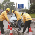 【我为群众办实事】及时精心修复路面 守护市民“脚下安全”