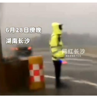 行人匆匆拍下这一幕 风雨中坚守的交警