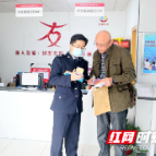 学雷锋办实事，便民办税送春风