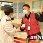 雷锋家乡学雷锋  高铁站里新老“雷锋”服务忙