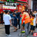“环卫橙”遇上“中国红” 让“烟火气”与“洁净美”并存