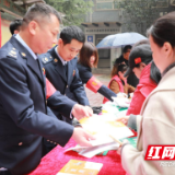 学习雷锋在行动 税法宣传送春风