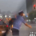 视频｜晚高峰暴雨袭击长沙 他浑身湿透 用晚归换我们早点到家