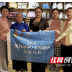 把脉侗锦“走出去”  青年学子有新意