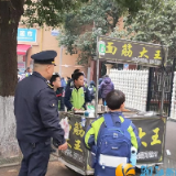 望岳城管：优化校园周边环境  加强流动摊贩整治