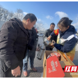 冰雪封路不封情 “路灯”情暖司乘心