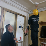 新雨社区免费为重点人群安装烟感报警器
