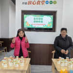 新生社区开展“金龙律动 纸杯牵情”邻里欢聚汇活动