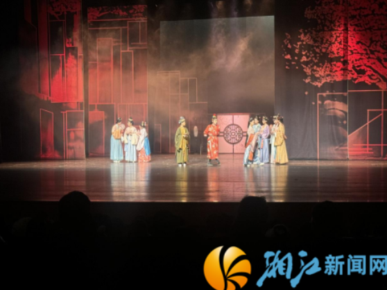 志愿微光聚星河 观演礼遇敬奉献