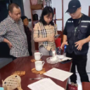 白鹤社区为重点人群免费安装烟感报警器 织密居家安全“防护网”
