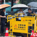 风雨中 长沙城管向雨而行