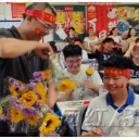 视频|谢师、击掌、目送…… 一场青春最滚烫的告别 此去青云万里，愿你落笔生花