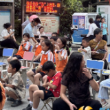 幕布前欢笑、灯光里对话 钰龙社区的夏夜不止一种打开方式