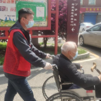 党员冲锋践初心 党徽闪耀担使命