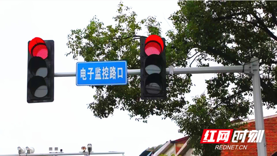 完善交通配套设施 优化道路交通秩序1_副本.jpg