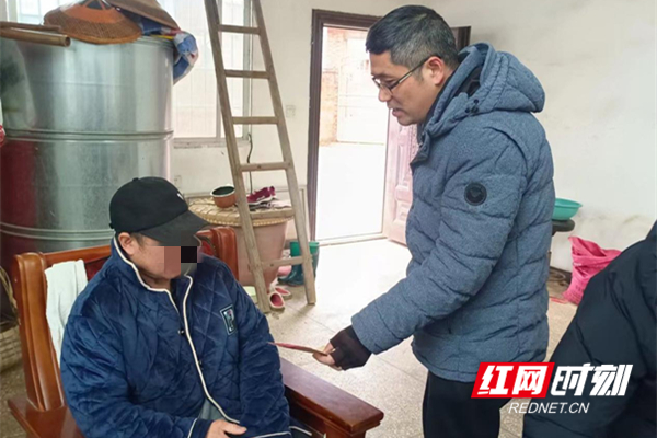 开展困难残疾人春节走访慰问_副本.jpg