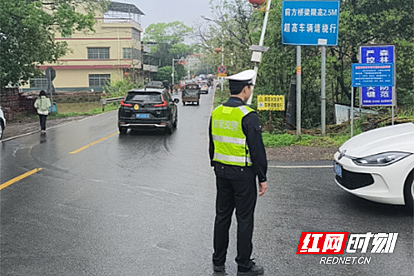 深入开展阴雨天气道路安全巡查_副本.jpg