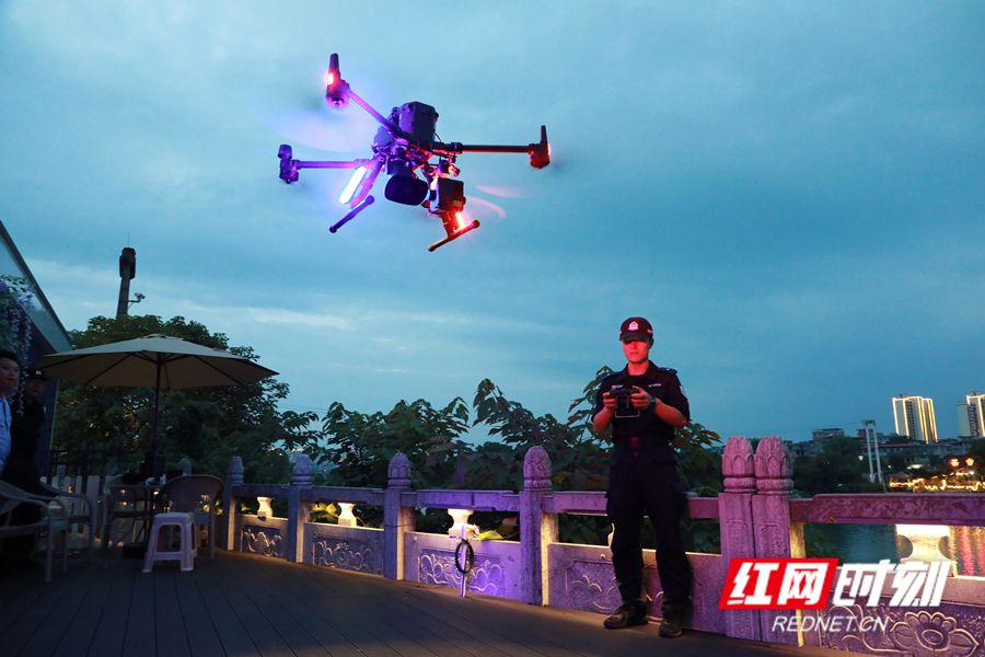 警用无人机开展夜间巡逻_副本.jpg 警用无人机开展夜间巡逻_副本.jpg