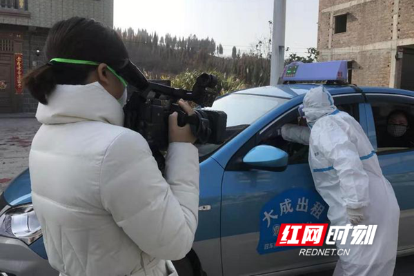 新田融媒体记者疫情期间采访。.png