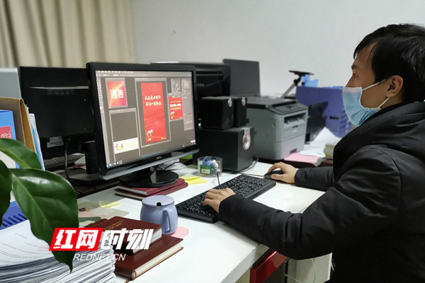 新田融媒体记者正在做版面设计。.png