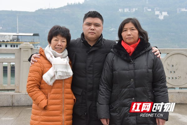罗湘玲（左一）把离家25年的骆勇文（中）送到重庆忠县，与其亲生母亲在长江边合影。.jpg