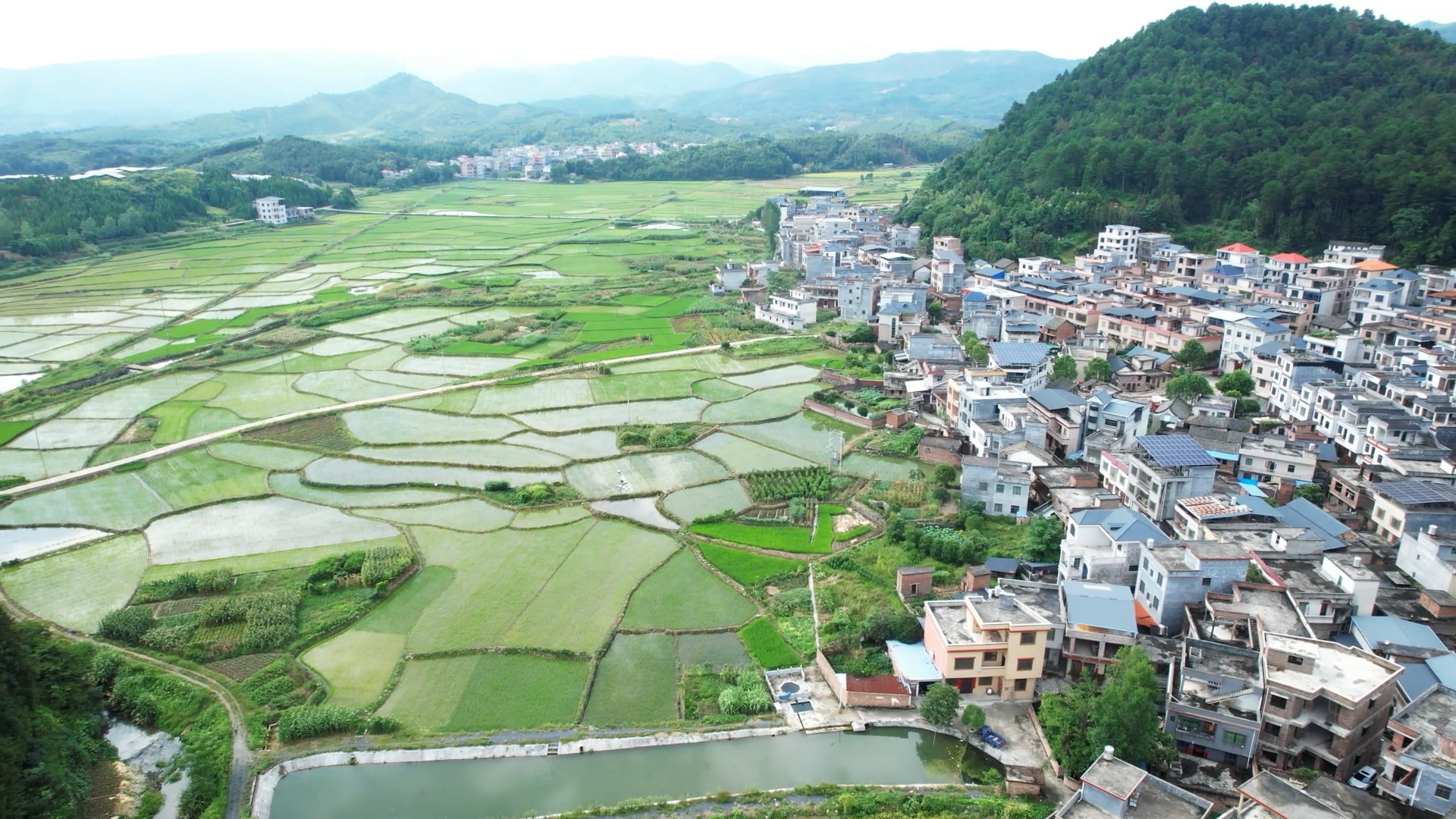 cap_桂阳乡村闲置空地变身“欢乐泳池”_00-00-09_01.jpg